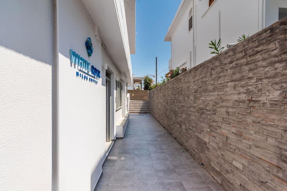 White Rock Milos Suites Adamantas  Ngoại thất bức ảnh